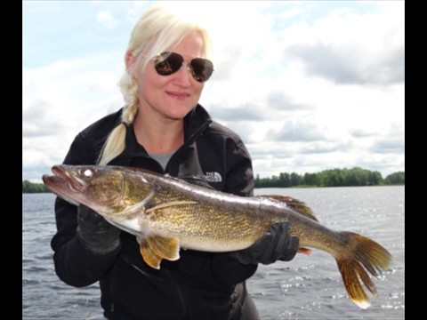 Anna Kuta walleye catch